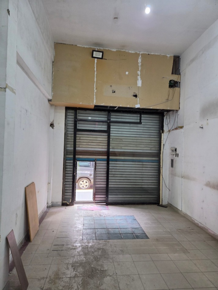 Once - Alquiler de local comercial de 120 m² totales con sotano, Lavalle al 2300, entre Pasteur y Azcuenaga sin expensas