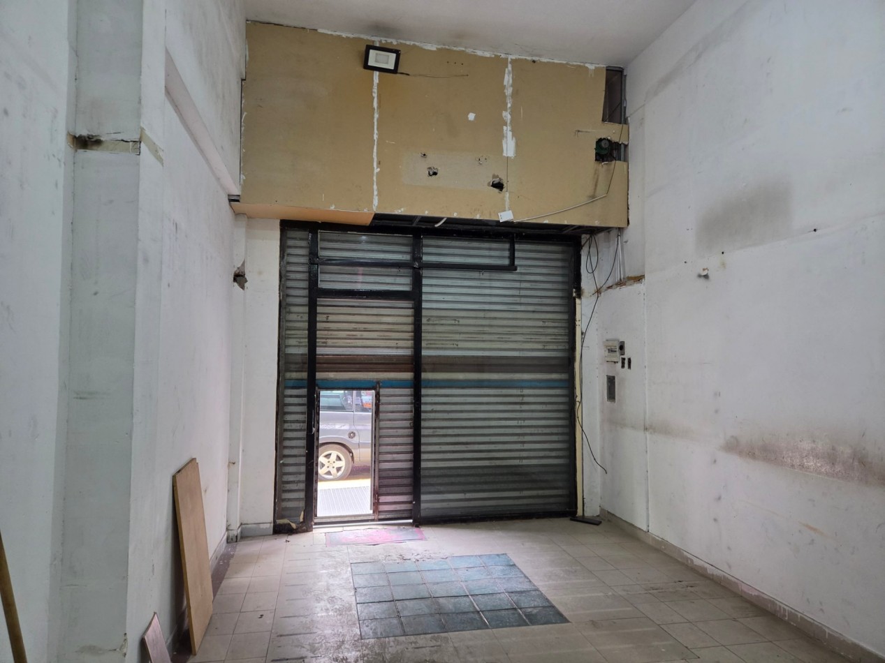 Once - Alquiler de local comercial de 120 m² totales con sotano, Lavalle al 2300, entre Pasteur y Azcuenaga sin expensas
