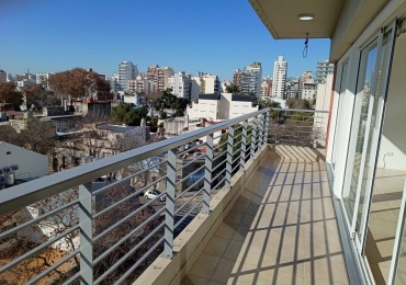 Villa Urquiza - Alquiler de monoambiente en semipiso al frente con balcon apaisado, baulera y laundry. Apto uso profesional.